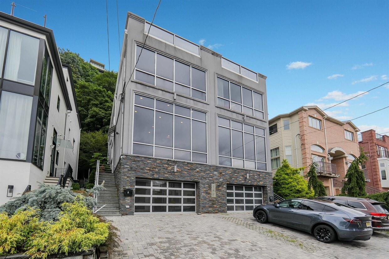 Primary Photo - 760 Undercliff Ave