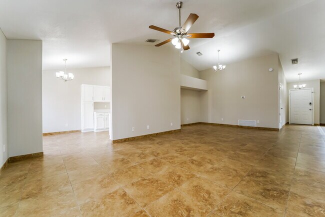 Foto del edificio - 7907 N Roundstone Dr