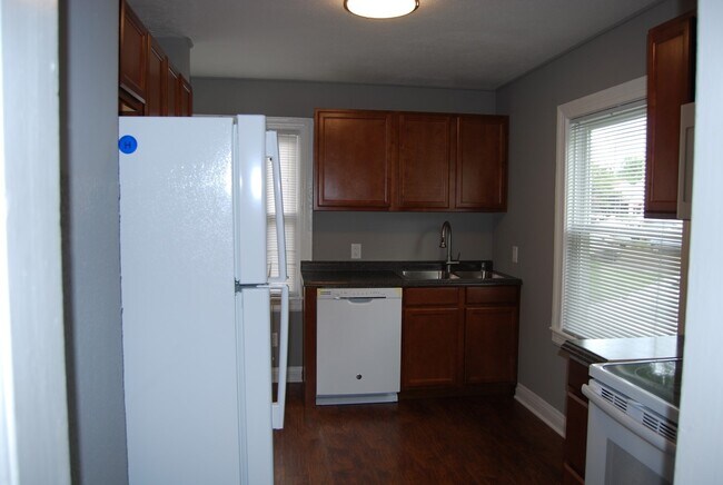Building Photo - Updated 2 Bedroom 1 Bathroom Home