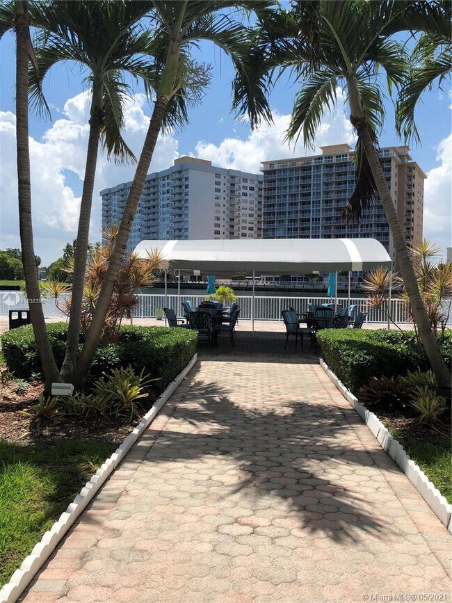 Building Photo - 1913 S Ocean Dr