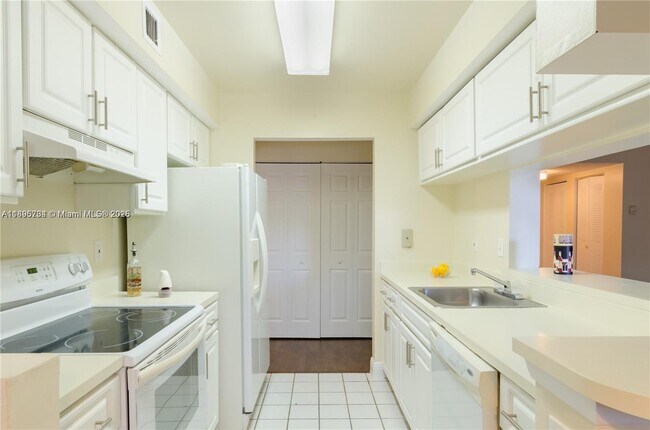 Building Photo - 9855 Westview Dr