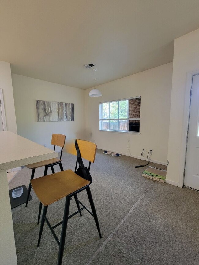 Foto del edificio - Three-bedroom condo in Denver boasts a lar...
