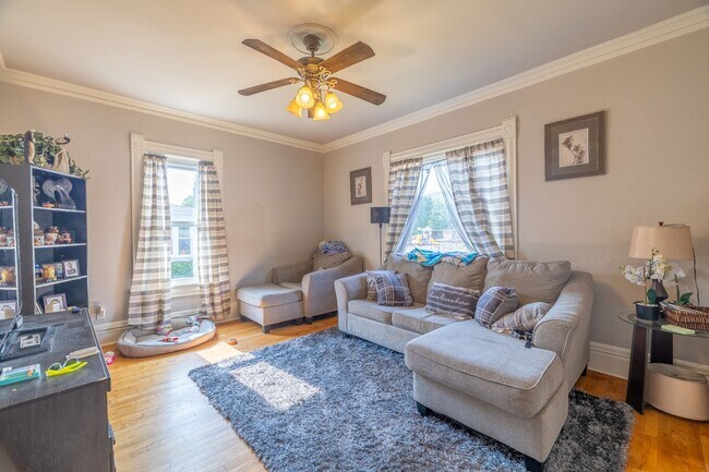 Building Photo - For Rent: 5 bed / 2 bath home in Oshkosh