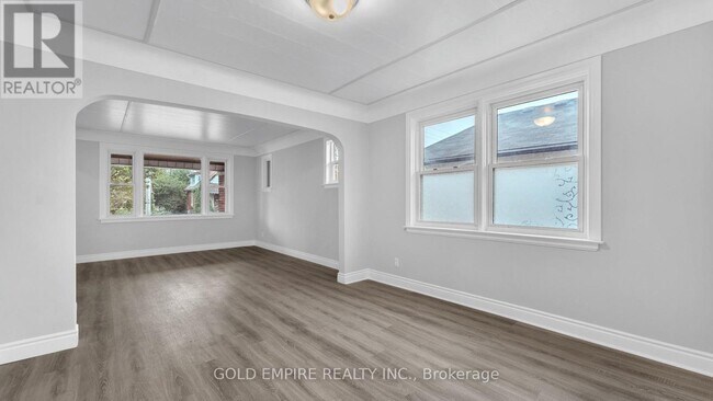 Building Photo - 908 Trafalgar St