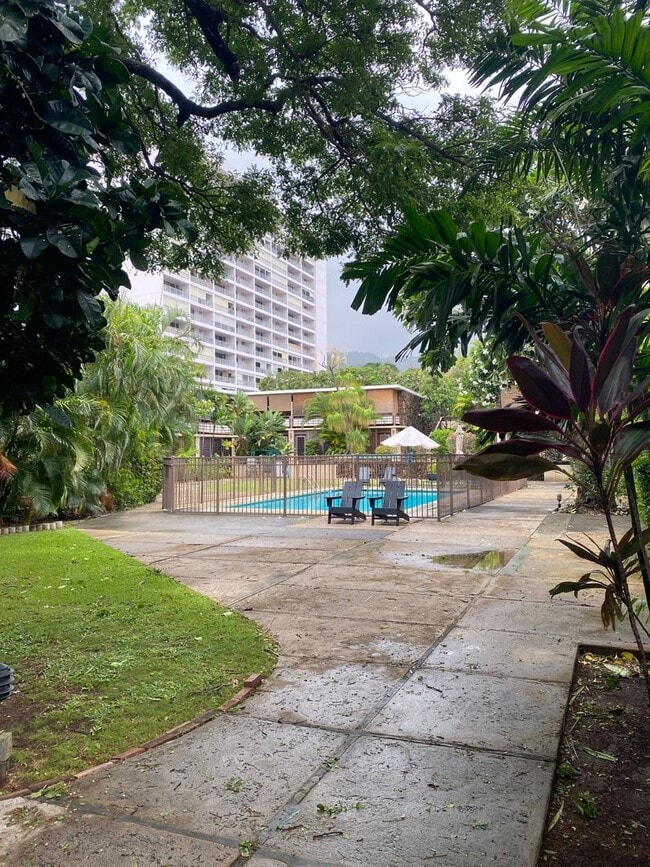 Building Photo - 1700 Makiki St