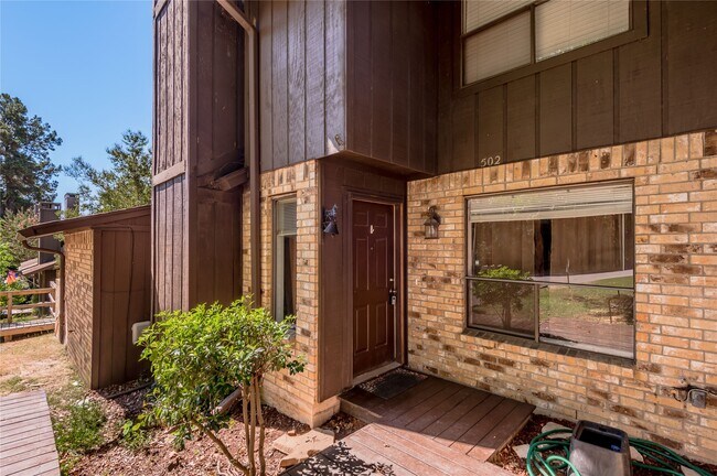 Foto del edificio - 502 Hickory Dr