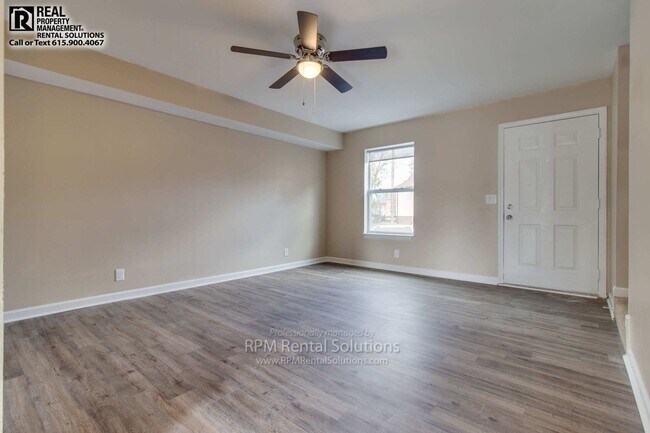 Foto del edificio - 2BD 1-1/2BA updated townhome, steps from MTSU! washer and dryer included!