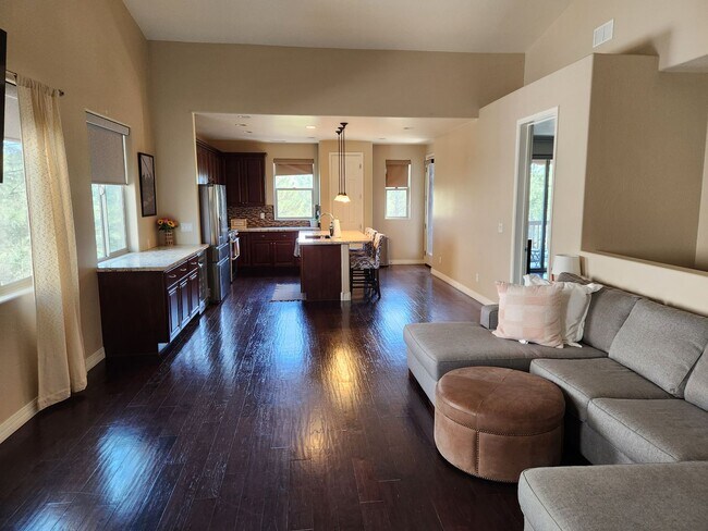 Foto del edificio - Coming in July!    stunning Switzer Canyon Townhome
