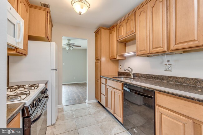 Building Photo - 6204 Red Haven Dr