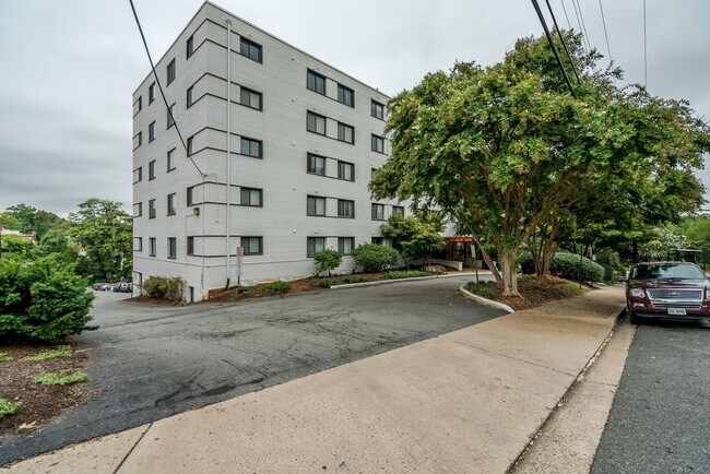 Building Photo - Rare Large Efficiency (552 Sq Ft) Close To...