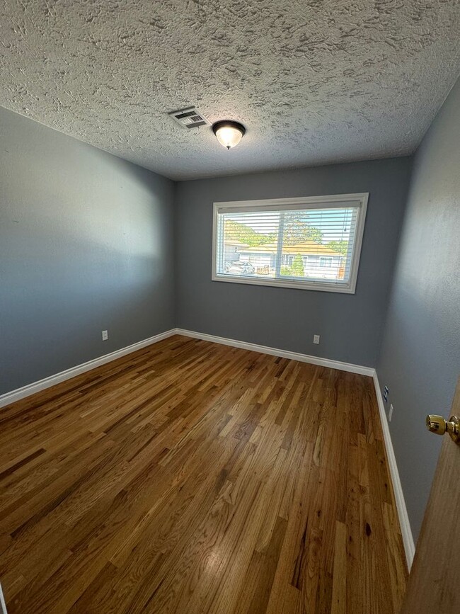 Building Photo - Large 4 Bedroom 2 Bath