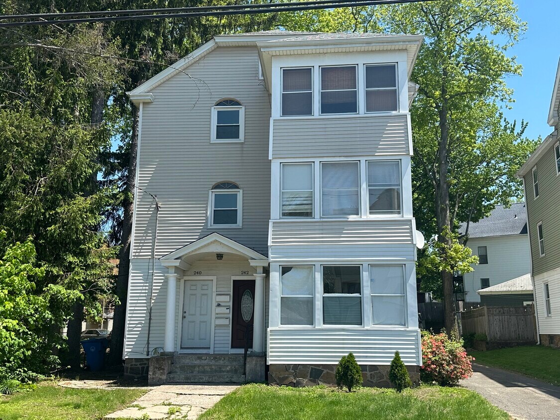 Primary Photo - 240 Linwood St