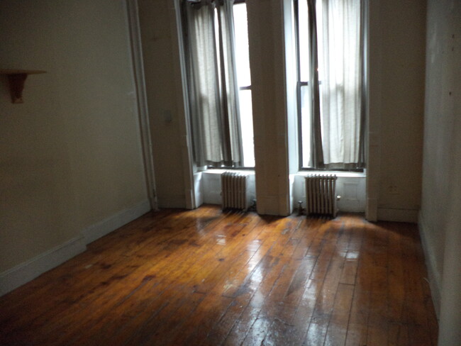 FRONT BEDROOM - 807 President St