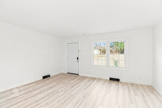 Building Photo - 3700 Driftwood Dr