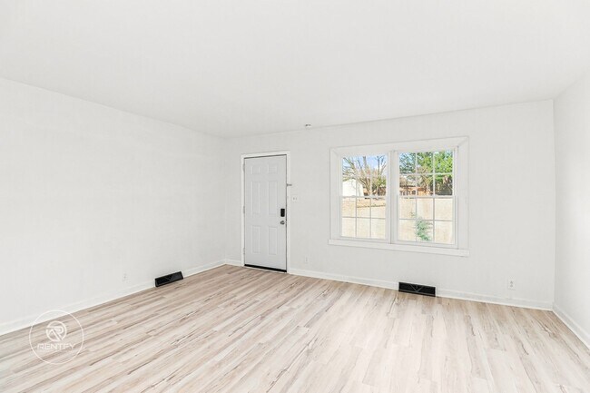 Building Photo - 3702 Driftwood Dr