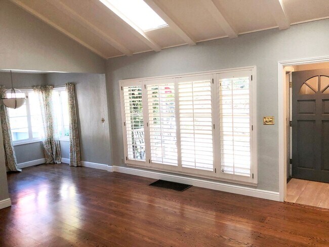 Foto del edificio - Montclair Hills Retreat w/ In-law Unit