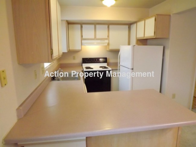 Building Photo - 418 S Cherry St