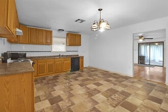 Building Photo - 727 S Iowa St