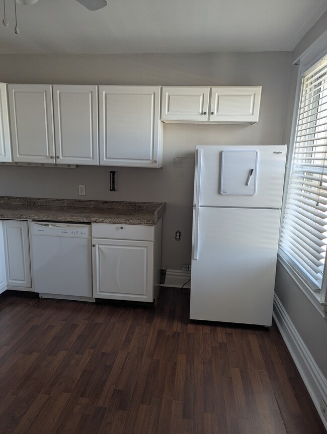 Building Photo - 435 Parker St