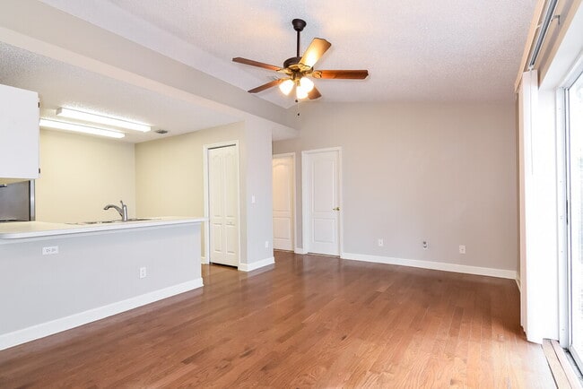 Building Photo - 4328 Venice Dr