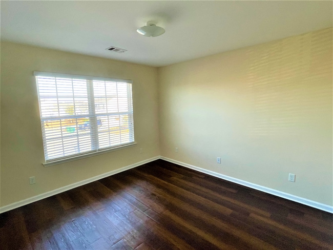 Building Photo - 14 Miller Park Cir