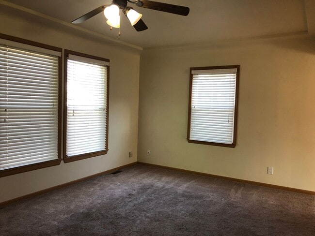Building Photo - Awesome 2 bedroom 1 bath with basement, fe...