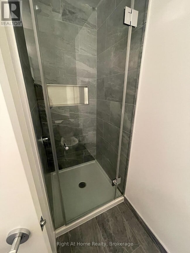 Photo du bâtiment - 395 Square One Dr