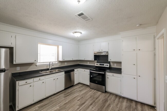 Foto del edificio - 57 Willowbrook Ln