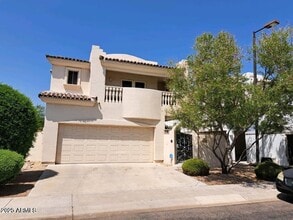 Building Photo - 1012 N Henry Dr