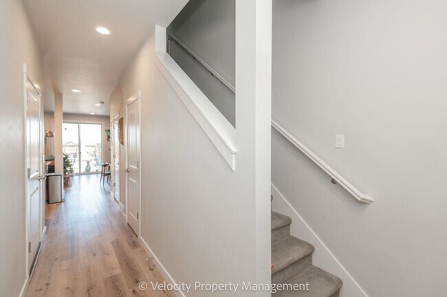Foto del edificio - Light and Bright Townhome in NW Redmond!