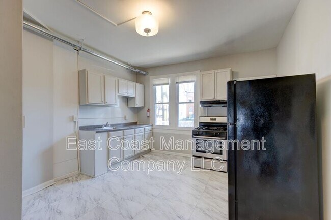 Building Photo - 623 N Pulaski St