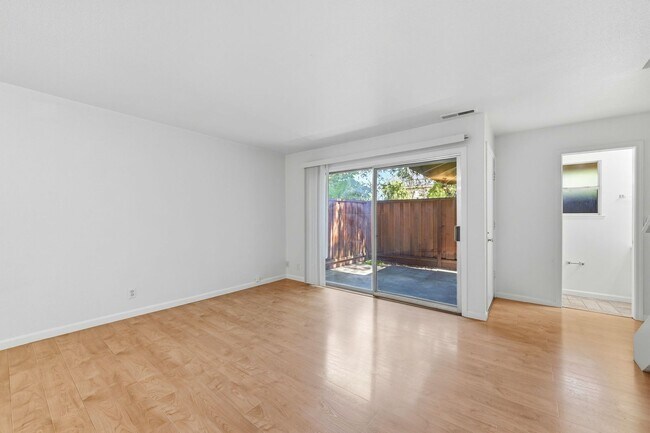 Foto del edificio - Spacious 2BD/1.5BA Fremont Townhouse | In-Unit W/D | Community Pool & Hot Tub | Carport Parking