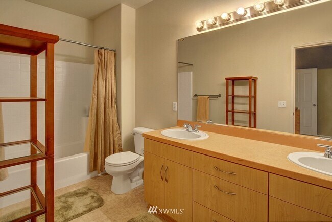 Foto del edificio - 544 241st Ln SE