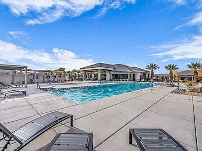 Building Photo - 3 Bedroom Home In 55+ Community!