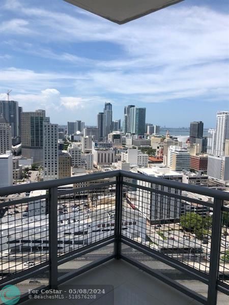 Foto del edificio - 350 S Miami Ave