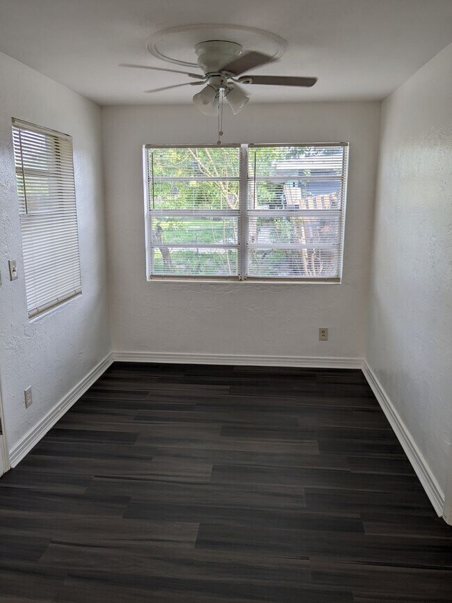 Foto del edificio - Pet friendly 2 bedroom home with garage