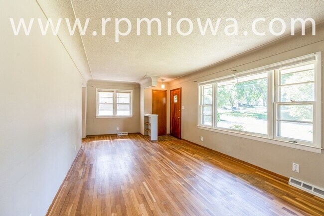 Building Photo - WELCOME HOME!! 3 Bedroom, 1 Bath Home in Des Moines