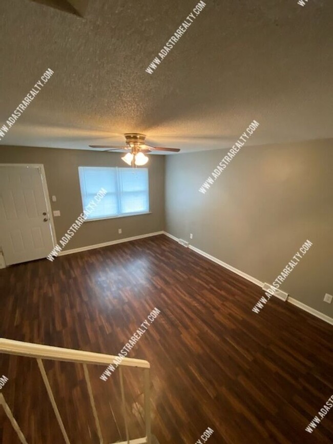 Building Photo - Remodeled Duplex in Olathe-Available in JA...