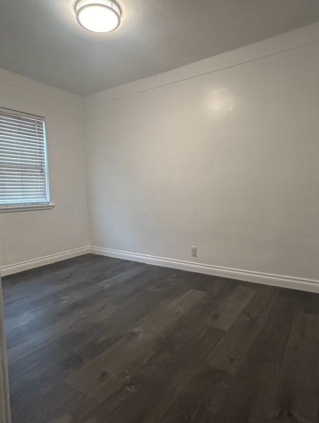Building Photo - 10819 Amery Ave