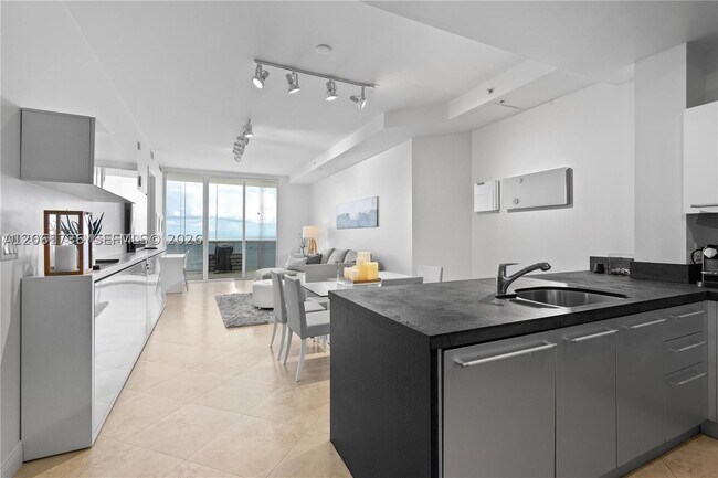 Foto del edificio - 18201 Collins Ave