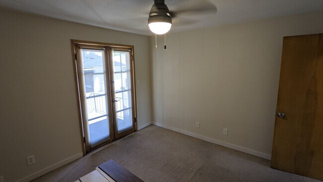 Building Photo - Spacious house with large yard