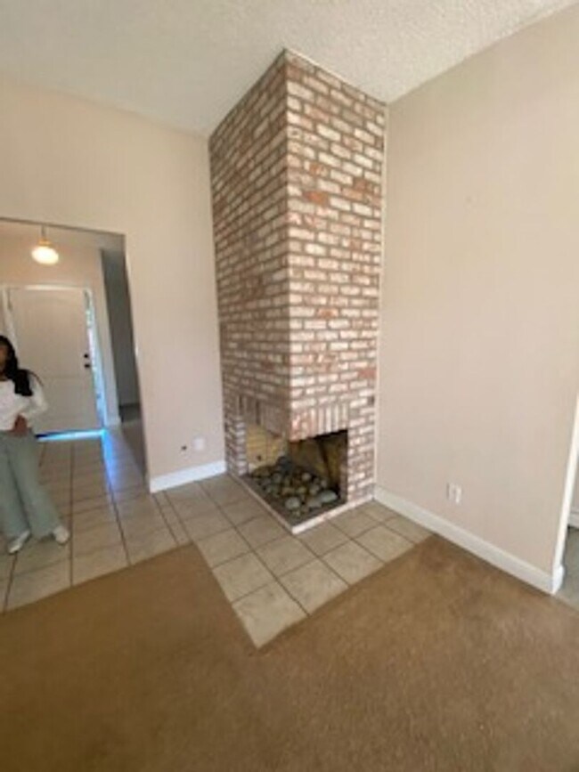 Foto del edificio - Huge semi-private Backyard with Large Patio!