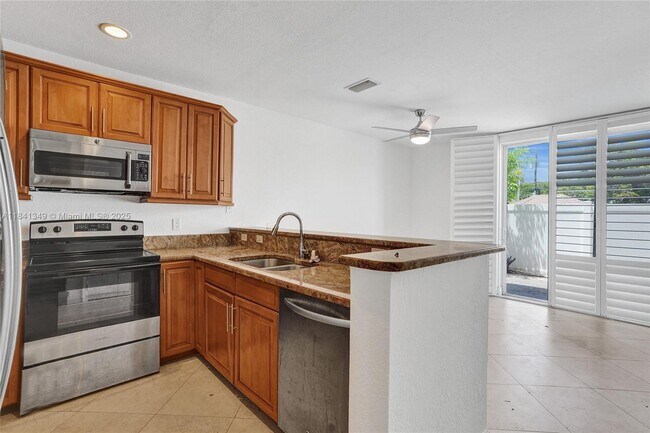 Foto del edificio - 1243 NE 23rd Ave