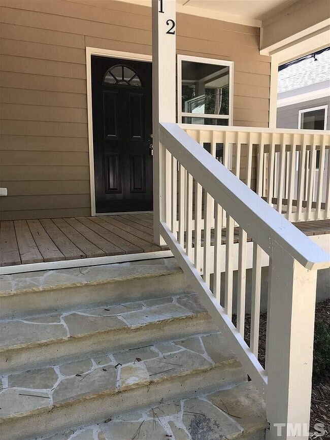 Entryway - 512 Oak Ave E