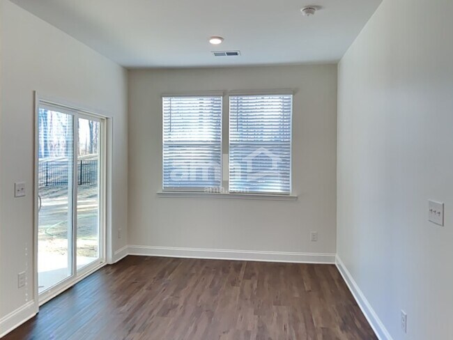 Foto del edificio - 616 Rivermist Dr