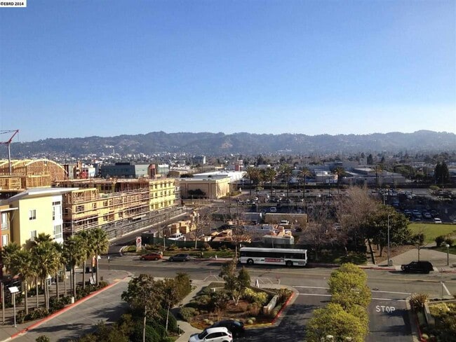 Building Photo - Spacious and convenient  east-facing 1Bd 1...
