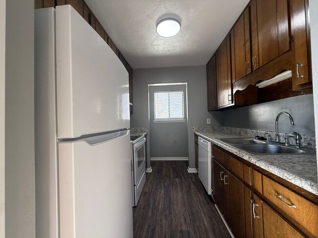 Building Photo - Upstairs unit on Hilaman Golf Course!