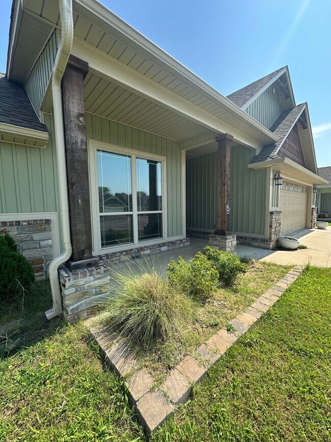 Building Photo - 1505 Northridge Dr E