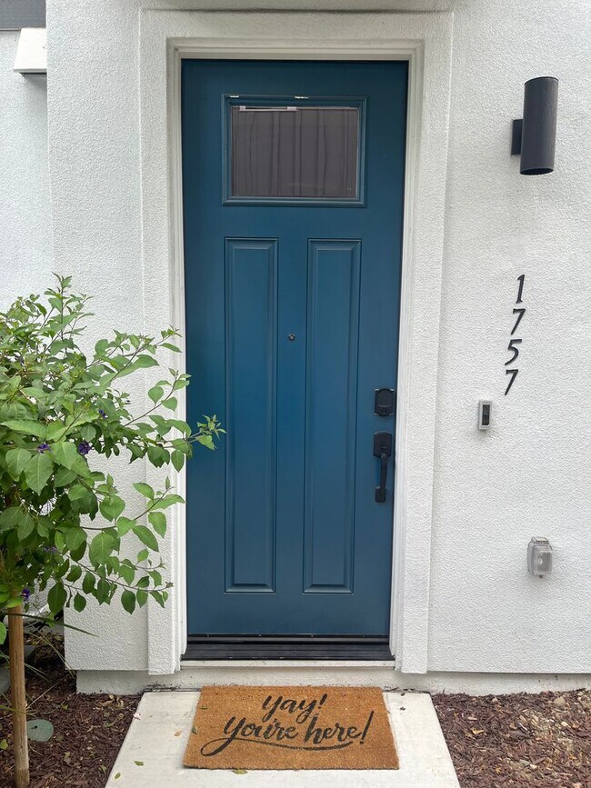 Building Photo - Gorgeous Modern Three bedroom Condo