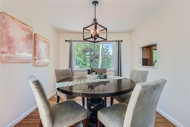 Foto del edificio - AMAZING 5 Bed 3 Bath Home in Louisville-Av...